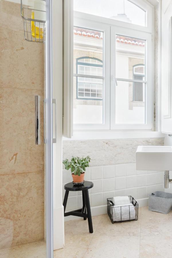 Update Urban Chic Flat In 19Th Century Building 2 Bedrooms & 2 Bathrooms & Ac Central Alfama District 리스본 외부 사진