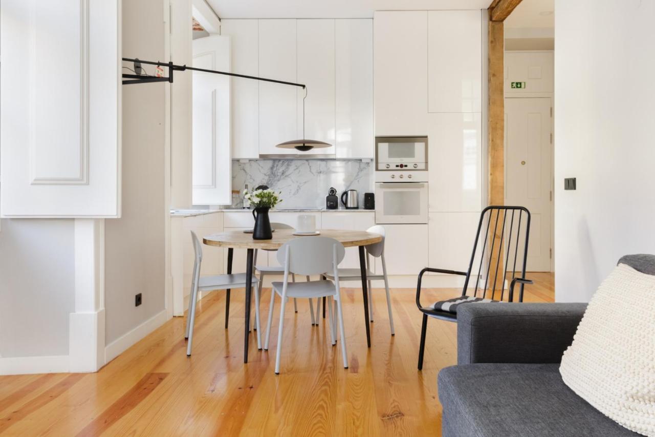 Update Urban Chic Flat In 19Th Century Building 2 Bedrooms & 2 Bathrooms & Ac Central Alfama District 리스본 외부 사진