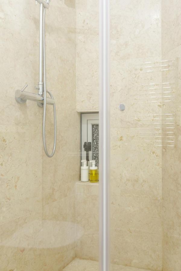 Update Urban Chic Flat In 19Th Century Building 2 Bedrooms & 2 Bathrooms & Ac Central Alfama District 리스본 외부 사진