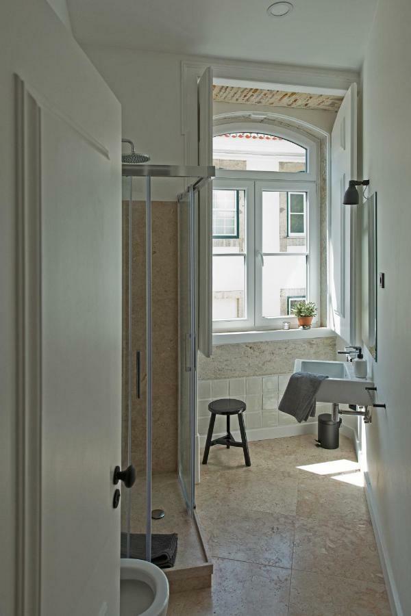Update Urban Chic Flat In 19Th Century Building 2 Bedrooms & 2 Bathrooms & Ac Central Alfama District 리스본 외부 사진
