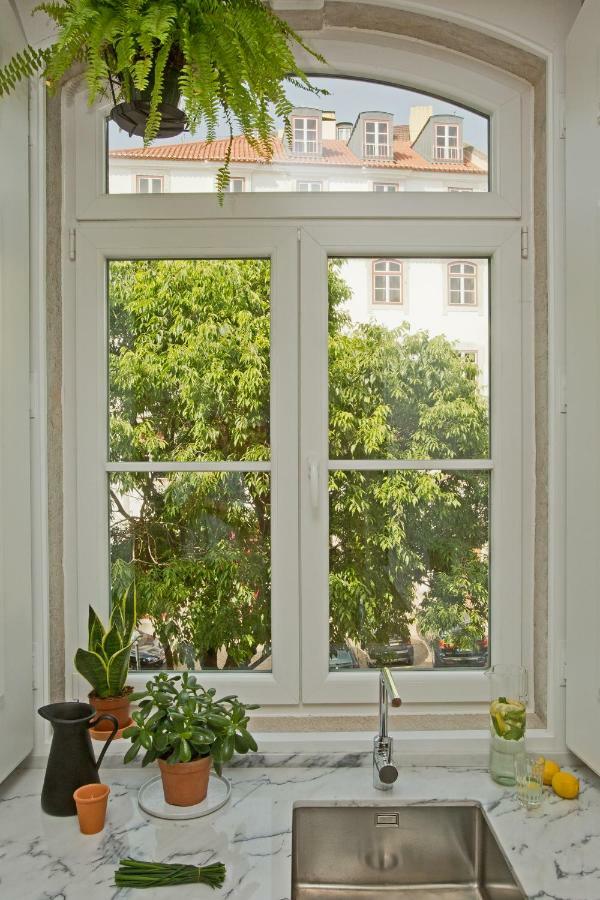 Update Urban Chic Flat In 19Th Century Building 2 Bedrooms & 2 Bathrooms & Ac Central Alfama District 리스본 외부 사진